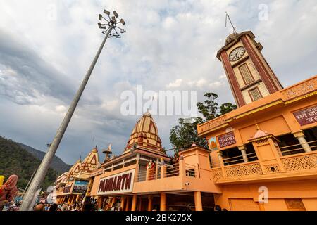 Vue sur l'ashram de Parmarth sur les rives du Gange dans la ville sainte de Rishikesh en Inde Banque D'Images