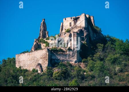 Kuenringerburg, les ruines du château au-dessus de Duernstein, perché sur une colline dans la vallée de Wachau, où Richard le coeur de Lionheart était incarcéré Banque D'Images