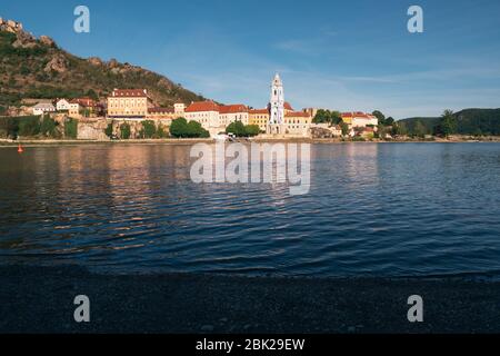 Duernstein Cityscape avec tour de l'église baroque bleue et blanche de l'abbaye, situé sur le Danube dans la vallée de Wachau, Autriche en soirée Banque D'Images