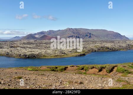 L'incroyable lac Selvallavatn avec champ de lave (près de la chute d'eau de Sheep), péninsule de Snæfellsnes, Islande. Banque D'Images