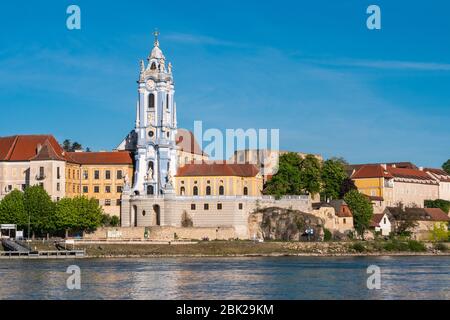 Tour de l'église de l'abbaye de Duernstein, un Spire baroque bleu et blanc ou Steeple dans la vallée de Wachau, Autriche Banque D'Images