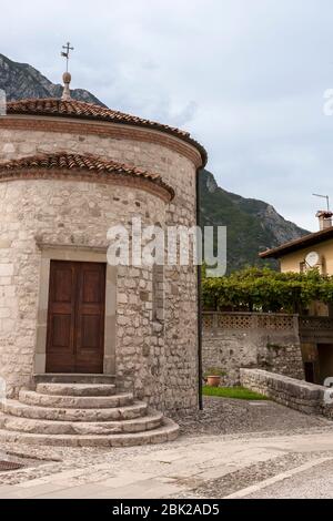 Crypte de l'ancienne Chapelle de Saint-Michel (Cappella di San Michele), contenant des restes momifiés, Venzone, Friuli-Venezia Giulia, Italie Banque D'Images