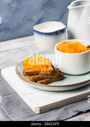 Petit déjeuner avec confiture de carottes maison Banque D'Images