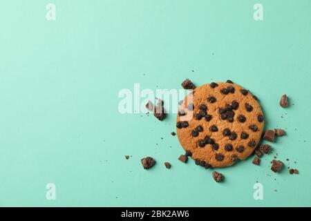 Délicieux cookie à puce au chocolat sur fond de menthe Banque D'Images