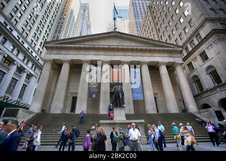 New York, États-Unis – 24 août 2018 : les touristes visitent la Federal Hall avec la statue de Washington sur le devant, Wall Street, New York, États-Unis Banque D'Images