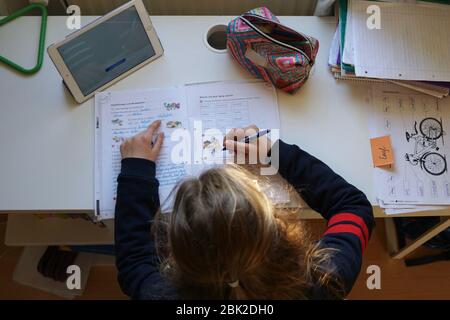 La vraie fille de 10 ans fait maison d'école, d'apprentissage à la maison, de faire des devoirs Banque D'Images