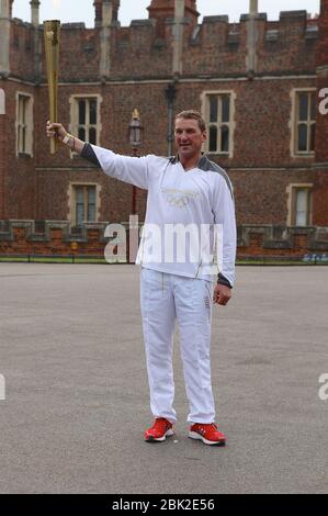 Torche olympique : la flamme attend la cérémonie olympique . La flamme olympique a fini son voyage sur la Tamise sur la Royal barge Gloriana , le dernier jour de son voyage de 8000 milles , 70 jours sur le Royaume-Uni . La torche a été accueillie sur terre sèche par le maire de Londres Boris Johnson et le président de 2012 Seb Coe , qui s'est amarré à Tower Bridge , près de l'hôtel de ville . Toute la procession sur la Tamise impliquait 400 rameurs sur 90 bateaux . Mathew Pinset a porté la torche de Hampton court à la Gloriana . Alexandros Loukos 19 de Newham est de Londres était également là pour rencontrer la torche ... Banque D'Images