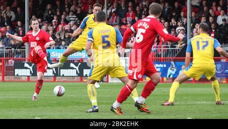 JAMES BOARDMAN / 07967642437 les pousses de Scott Davies de Crawley Town pendant le match de la division NPower entre Crawley Town et AFC Wimbledon au stade Broadfield de Crawley. 14 avril 2012. Banque D'Images