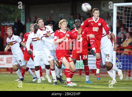 JAMES BOARDMAN / 07967642437 le Scott Davies de Crawley Town attaque l'objectif de Northampton lors du match de la division NPower entre Crawley Town et Northampton Town au stade Broadfield de Crawley. 17 avril 2012. Banque D'Images