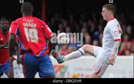 JAMES BOARDMAN / 07967642437 Scott Davies, de Crawley Town, contrôle la balle pendant le match de la division NPower entre Dagenham et Redbridge et Crawley Town au sol du chemin Victoria à Dagenham. 21 avril 2012. Banque D'Images