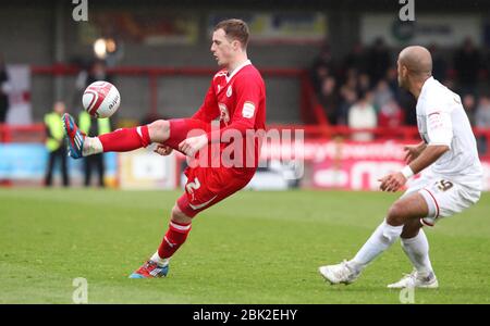 JAMES BOARDMAN / 07967642437 Scott Davies, de Crawley Town, contrôle la balle lors du match de la division NPower entre Crawley Town et Hereford United au stade Broadfield de Crawley. 28 avril 2012. Banque D'Images