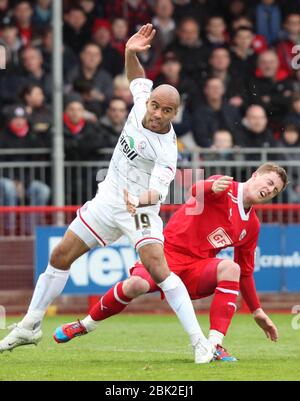 JAMES BOARDMAN / 0796762437 Scott Davies, de Crawley Town, est contesté par James Chambers lors du match de la division NPower entre Crawley Town et Hereford United au stade Broadfield de Crawley. 28 avril 2012. Banque D'Images