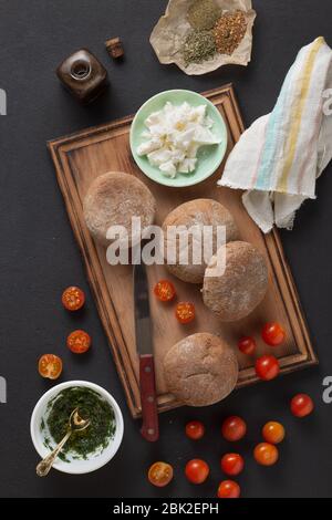 brioche, courge musquée, bruschetta, pain à carb bas, sandwich, salade de pâtes pesto, pâte feuilletée Banque D'Images