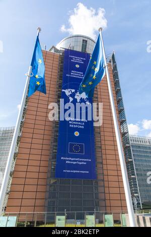 BRUXELLES, Belgique - quatrième de mai 2020 : la bannière 'coronavirus - Global Response' est affichée à l'avant du bâtiment Berlaymont, le siège social Banque D'Images