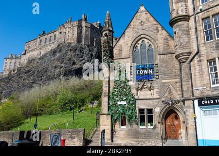 Cold Town House dans le Grassmarket, avec le château d'Édimbourg en arrière-plan, fermé pendant le verrouillage du coronavirus - Edinburgh Old Town, Ecosse, Royaume-Uni Banque D'Images