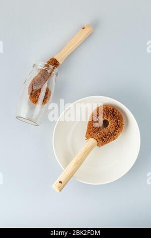 Deux brosses à broie de noix de coco pour un plat profond ou un pot. Concept de nettoyage de la chambre zéro déchet Banque D'Images