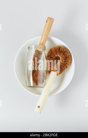 Brosses polyvalentes en fibre de coco naturelle. Nettoyez la vaisselle et le lave-linge des outils organiques vue du dessus Banque D'Images