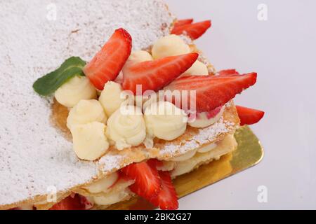 Gâteau à la pâte feuilletée avec crème décorée de fraises Banque D'Images