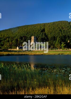 Vue SW sur le lac Talley, Carmarthenshire, Pays de Galles, Royaume-Uni, à la tour centrale et autres vestiges de l'abbaye, avec cimetière de l'église St Michael à R. Banque D'Images