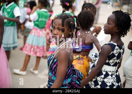 abidjan, Côte d'Ivoire - 13 février 2018 : une fille ivoirienne avec un tissu de filet attaché sur la poitrine et maquillage sur le front et le dos par le kaolin est sur la route Banque D'Images