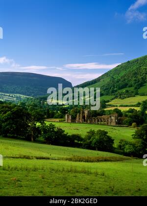 Vue S des vestiges de Llanthony Augustins priory & Vale of Ewyas (Ewias) dans les montagnes noires, Monmoushire, Pays de Galles, Royaume-Uni. Créé par 1108. Banque D'Images