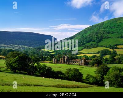 Vue S des vestiges de Llanthony Augustins priory & Vale of Ewyas (Ewias) dans les montagnes noires, Monmoushire, Pays de Galles, Royaume-Uni. Créé par 1108. Banque D'Images