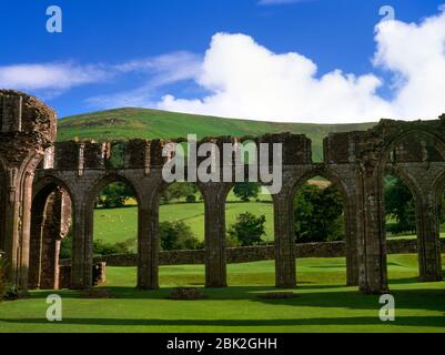 Vue sur l'arcade de N allée de l'église prieurale de Llanthony Augustinian, Vale of Ewyas (Ewias), Monmoushire, Pays de Galles, Royaume-Uni, regardant N vers le chemin Dyke d'Offa. Banque D'Images