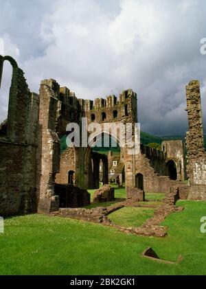 Vue SW de la tour de traversée de l'église prieurale de Llanthony Augustins, Monmoustishire, Pays de Galles, Royaume-Uni, avec des parties de la nef & Abbey Hotel à l'arrière. Banque D'Images