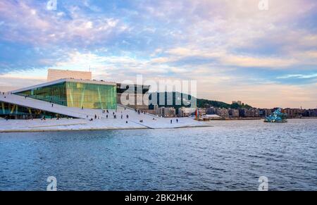 Oslo, Ostlandet / Norvège - 2019/08/31: Opéra d'Oslo moderne - Operahuset - dans le quartier de Bjorvika au bord de la mer d'Oslofjord Banque D'Images