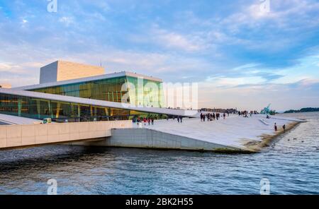 Oslo, Ostlandet / Norvège - 2019/08/31: Opéra d'Oslo moderne - Operahuset - dans le quartier de Bjorvika au bord de la mer d'Oslofjord Banque D'Images