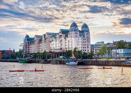 Oslo, Ostlandet / Norvège - 2019/08/31: Vue panoramique sur le coucher du soleil du quartier Bjorvika au bord de la mer d'Oslofjord le long de la rue Langkaia et Havnepromenade Banque D'Images