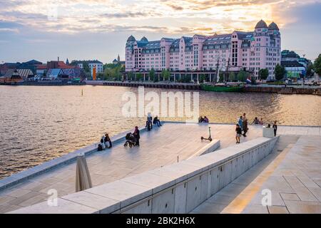 Oslo, Ostlandet / Norvège - 2019/08/31: Vue panoramique sur le quartier Bjorvika au bord de mer d'Oslofjord vu de l'Opéra d'Oslo - Operahuset - à la Banque D'Images