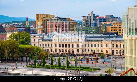 Oslo, Ostlandet / Norvège - 2019/08/31: Vue panoramique sur le quartier Bjorvika au bord de mer d'Oslofjord avec le boulevard Havnepromenade et Sentralstasjo Banque D'Images