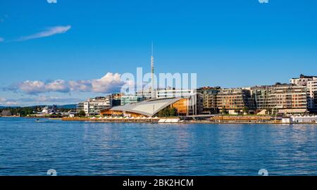 Oslo, Ostlandet / Norvège - 2019/09/02: Quartier moderne de Tjuvholmen avec musée Astrup Fearnley Museet, yachts et piers dans le quartier Aker Brygge d'OSL Banque D'Images