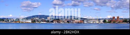 Oslo, Ostlandet / Norvège - 2019/09/02: Vue panoramique sur le front de mer d'Oslo avec l'hôtel de ville, Aker Brygge et Tjuvholmen, dans le port de Pipervika Banque D'Images