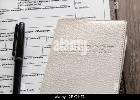 Gros plan sur un passeport, un stylo et un formulaire de demande Banque D'Images