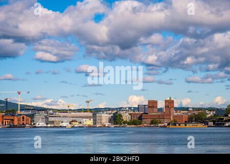 Oslo, Ostlandet / Norvège - 2019/09/02: Vue panoramique sur le front de mer d'Oslo avec l'hôtel de ville, Aker Brygge et Tjuvholmen, dans le port de Pipervika Banque D'Images