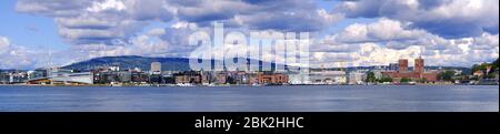 Oslo, Ostlandet / Norvège - 2019/09/02: Vue panoramique sur le front de mer d'Oslo avec l'hôtel de ville, Aker Brygge et Tjuvholmen, dans le port de Pipervika Banque D'Images