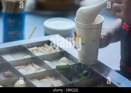 Une tasse de soupe chaude en papier dans un stand de restauration de rue chinois, Chengdu, Sichuan, Chine Banque D'Images