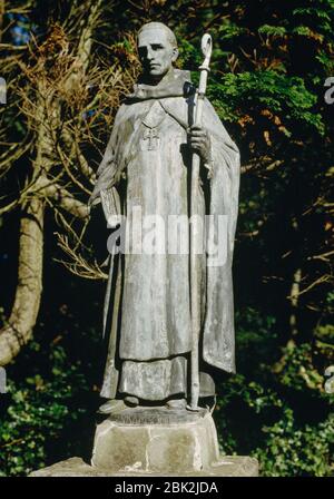 Statue de St Samson, deuxième abbé du monastère celtique de Caldey Island, Pembrokeshire, Pays de Galles, Royaume-Uni; patron de toute l'île. Banque D'Images