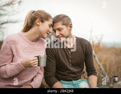 Un couple heureux dans l'Amour a touché leurs front dans la nature Banque D'Images