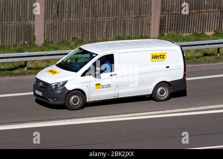 Mercedes-Benz Vito de Hertz sur autoroute. L'Hertz Corporation est une compagnie de location de voiture basée à Estero, en Floride. Banque D'Images