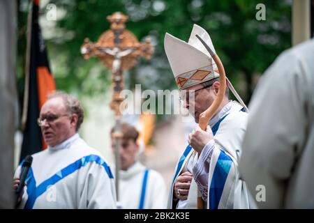 Kevelaer, Allemagne. 01 mai 2020. Georg Bätzing (r), évêque de Limbourg et président de la Conférence des évêques allemands, tient une prière dans la Chapelle de Grace sur la Kapellenplatz. À partir d'aujourd'hui, les services de culte peuvent être de nouveau tenus en Rhénanie-du-Nord-Westphalie dans des conditions strictes; le service à Kevelaer est le premier service public de l'État fédéral après une pause de sept semaines dans la couronne. Mgr Bätzing a parlé à l'ouverture du pèlerinage annuel à Kevelaer. Crédit: Fabian Strauch/dpa/Alay Live News Banque D'Images