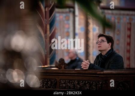 Kevelaer, Allemagne. 01 mai 2020. Un homme prie dans l'église pendant le service. À partir d'aujourd'hui, les services de culte peuvent de nouveau être tenus en Rhénanie-du-Nord-Westphalie dans des conditions strictes; le service à Kevelaer est le premier service public après une pause de sept semaines dans l'État. Mgr Bätzing parle à l'ouverture du pèlerinage annuel à Kevelaer. Crédit: Fabian Strauch/dpa/Alay Live News Banque D'Images