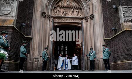 Kevelaer, Allemagne. 01 mai 2020. Georg Bätzing (M), évêque de Limbourg et président de la Conférence des évêques allemands, se tient à l'entrée de l'église lors d'un service dans la Basilique de notre-Dame. À partir d'aujourd'hui, les services d'église peuvent de nouveau être tenus en Rhénanie-du-Nord-Westphalie dans des conditions strictes; le service à Kevelaer est le premier service public dans l'État fédéral après une pause de sept semaines dans la couronne. Mgr Bätzing a parlé à l'ouverture du pèlerinage annuel à Kevelaer. Crédit: Fabian Strauch/dpa/Alay Live News Banque D'Images