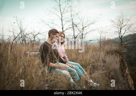 Deux touristes s'assoient sur les jambes de Cliff Edge Danling vers le bas Banque D'Images