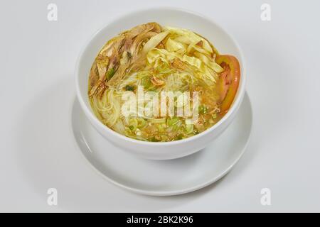 Un bol de soto ayam, un plat de soupe traditionnel que l'on trouve couramment en Indonésie, en Malaisie et à Singapour Banque D'Images