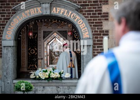 Kevelaer, Allemagne. 01 mai 2020. Georg Bätzing (l), évêque de Limbourg et président de la Conférence des évêques allemands, tient une prière dans la Chapelle de Grace sur la Kapellenplatz. À partir d'aujourd'hui, les services de culte peuvent être de nouveau tenus en Rhénanie-du-Nord-Westphalie dans des conditions strictes; le service à Kevelaer est le premier service public de l'État fédéral après une pause de sept semaines dans la couronne. Mgr Bätzing a parlé à l'ouverture du pèlerinage annuel à Kevelaer. Crédit: Fabian Strauch/dpa/Alay Live News Banque D'Images