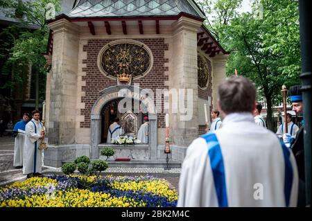 Kevelaer, Allemagne. 01 mai 2020. Georg Bätzing (centre, à droite), évêque de Limbourg et président de la Conférence des évêques allemands, tient une prière dans la Chapelle de Grace sur la Kapellenplatz. À partir d'aujourd'hui, les services de culte peuvent être de nouveau tenus en Rhénanie-du-Nord-Westphalie dans des conditions strictes; le service à Kevelaer est le premier service public de l'État après une pause de sept semaines dans la couronne. Mgr Bätzing a parlé à l'ouverture du pèlerinage annuel à Kevelaer. Crédit: Fabian Strauch/dpa/Alay Live News Banque D'Images