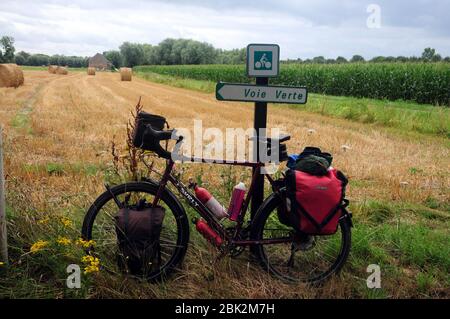 Pédalez en vous appuyant sur un panneau pour la « voie verte » ou « voie verte », un réseau de pistes cyclables tranquilles en France Banque D'Images